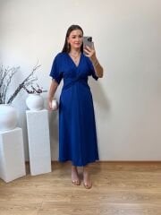 DÜĞÜM DETAYLI İPEK SATEN KENDİNDEN DESENLİ ELBİSE SAKS MAVİ