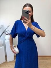 DÜĞÜM DETAYLI İPEK SATEN KENDİNDEN DESENLİ ELBİSE SAKS MAVİ