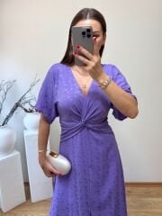 DÜĞÜM DETAYLI İPEK SATEN KENDİNDEN DESENLİ ELBİSE LİLA