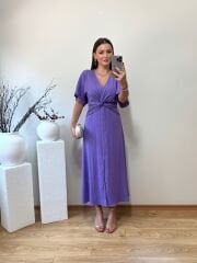 DÜĞÜM DETAYLI İPEK SATEN KENDİNDEN DESENLİ ELBİSE LİLA