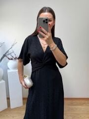 DÜĞÜM DETAYLI İPEK SATEN KENDİNDEN DESENLİ ELBİSE SİYAH