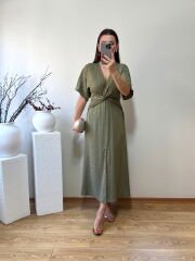 DÜĞÜM DETAYLI İPEK SATEN KENDİNDEN DESENLİ ELBİSE HAKİ YEŞİL