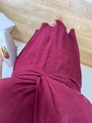 DÜĞÜM DETAYLI İPEK SATEN KENDİNDEN DESENLİ ELBİSE BORDO
