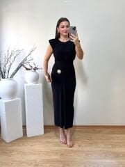 OMUZLARI VATKALI AYARLANABİLİR GÜNEŞ TOKA DETAYLI DRAPELİ ELBİSE