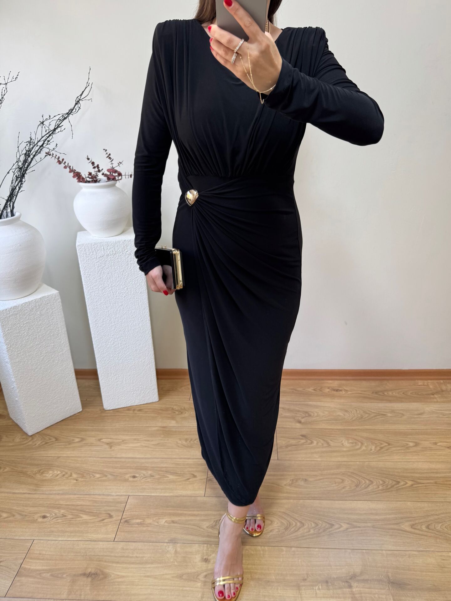 SANDY KUMAŞ VATKALI VE TOKA DETAYLI KRUVAZE ELBİSE SİYAH