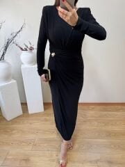 SANDY KUMAŞ VATKALI VE TOKA DETAYLI KRUVAZE ELBİSE SİYAH