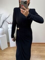 SANDY KUMAŞ VATKALI VE TOKA DETAYLI KRUVAZE ELBİSE SİYAH