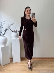 SANDY KUMAŞ VATKALI VE TOKA DETAYLI KRUVAZE ELBİSE  KAHVE