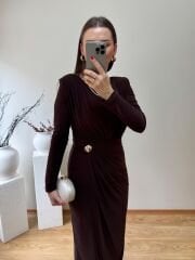 SANDY KUMAŞ VATKALI VE TOKA DETAYLI KRUVAZE ELBİSE  KAHVE