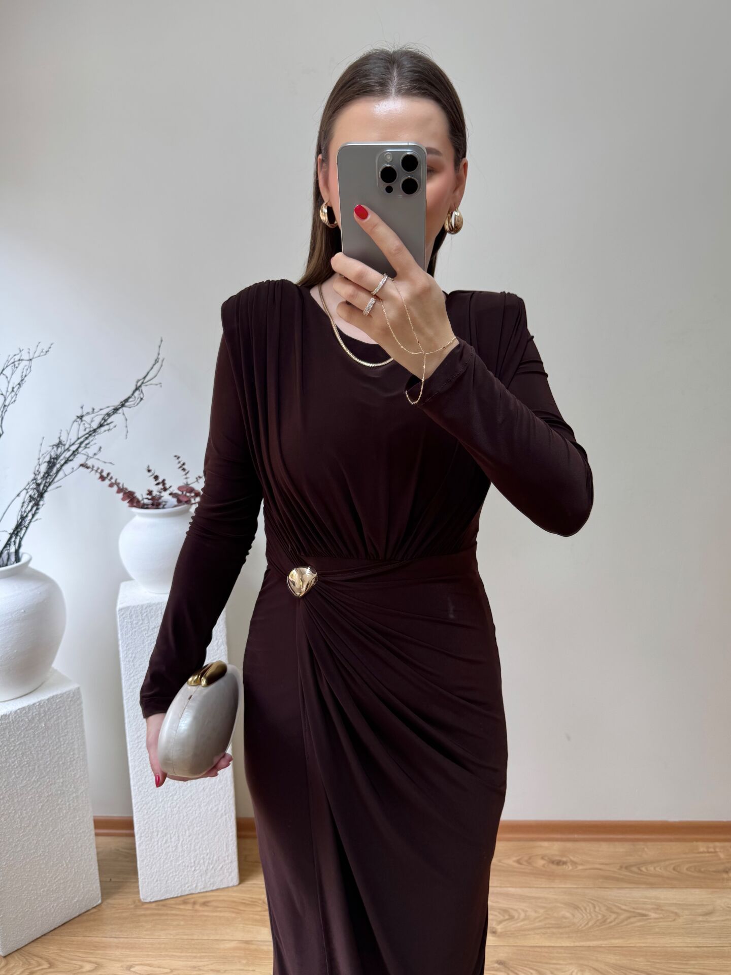 SANDY KUMAŞ VATKALI VE TOKA DETAYLI KRUVAZE ELBİSE  KAHVE