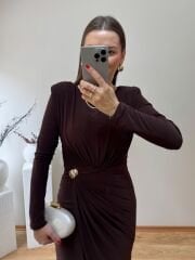 SANDY KUMAŞ VATKALI VE TOKA DETAYLI KRUVAZE ELBİSE  KAHVE