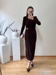 SANDY KUMAŞ VATKALI VE TOKA DETAYLI KRUVAZE ELBİSE  KAHVE