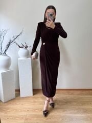 SANDY KUMAŞ VATKALI VE TOKA DETAYLI KRUVAZE ELBİSE  KAHVE