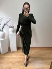 SANDY KUMAŞ VATKALI VE TOKA DETAYLI KRUVAZE ELBİSE YEŞİL