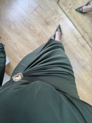 SANDY KUMAŞ VATKALI VE TOKA DETAYLI KRUVAZE ELBİSE YEŞİL