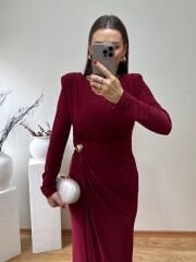 SANDY KUMAŞ VATKALI VE TOKA DETAYLI KRUVAZE ELBİSE BORDO