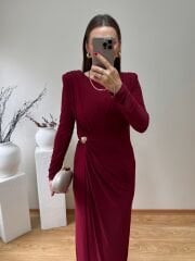 SANDY KUMAŞ VATKALI VE TOKA DETAYLI KRUVAZE ELBİSE BORDO