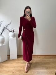 SANDY KUMAŞ VATKALI VE TOKA DETAYLI KRUVAZE ELBİSE BORDO