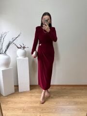 SANDY KUMAŞ VATKALI VE TOKA DETAYLI KRUVAZE ELBİSE BORDO