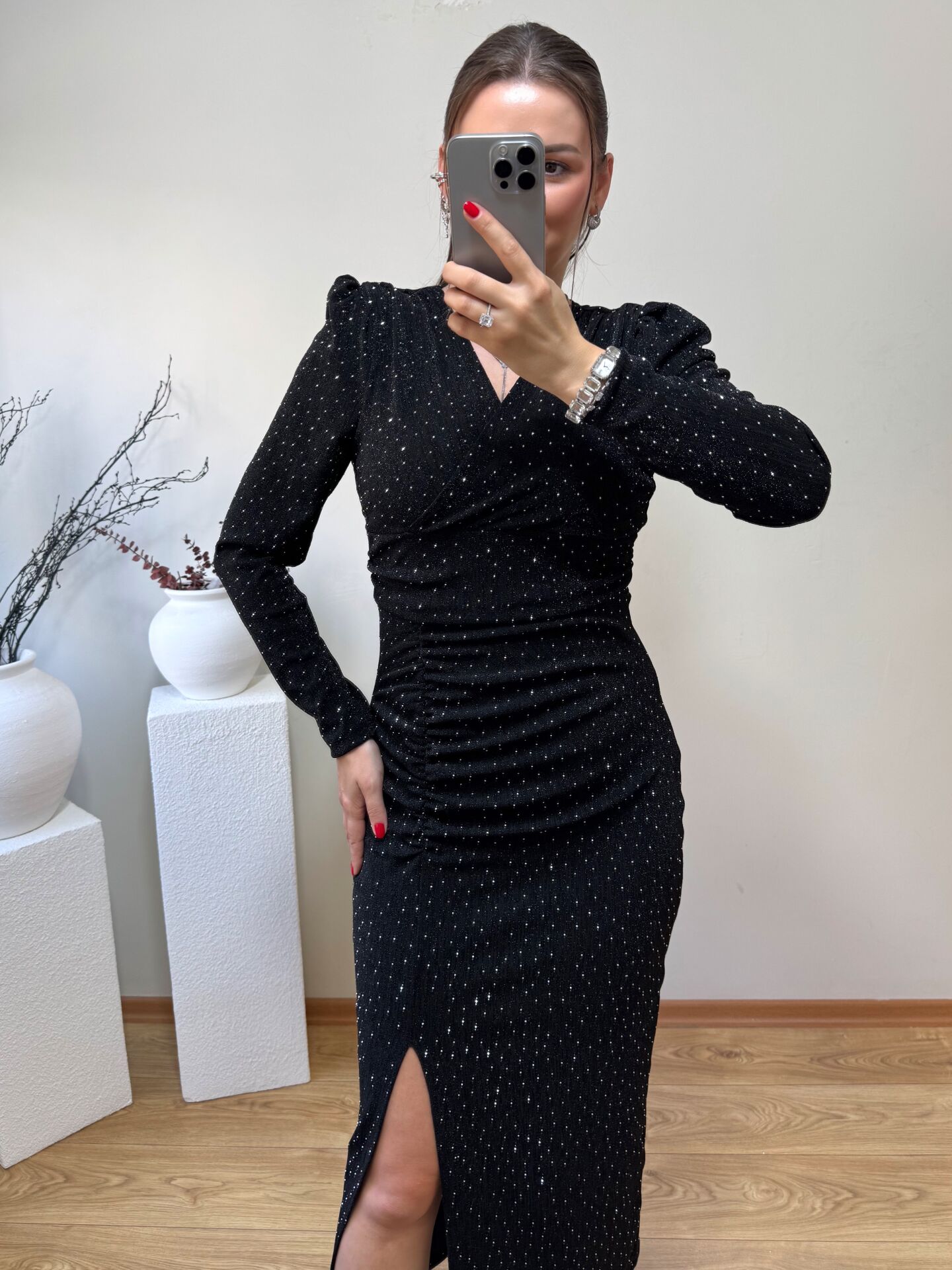 OMUZLARI VATKALI ÖNDEN DRAPELİ TAŞLI ELBİSE