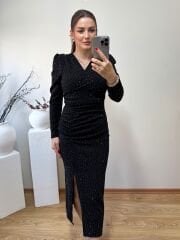 OMUZLARI VATKALI ÖNDEN DRAPELİ TAŞLI ELBİSE