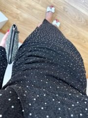 OMUZLARI VATKALI ÖNDEN DRAPELİ TAŞLI ELBİSE