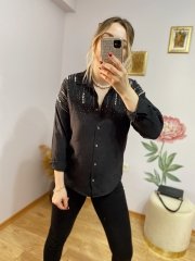SİYAH TAŞ DETAY GÖMLEK