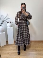 MARKA MODEL EKOSE DESEN MİDİ ELBİSE KAHVE