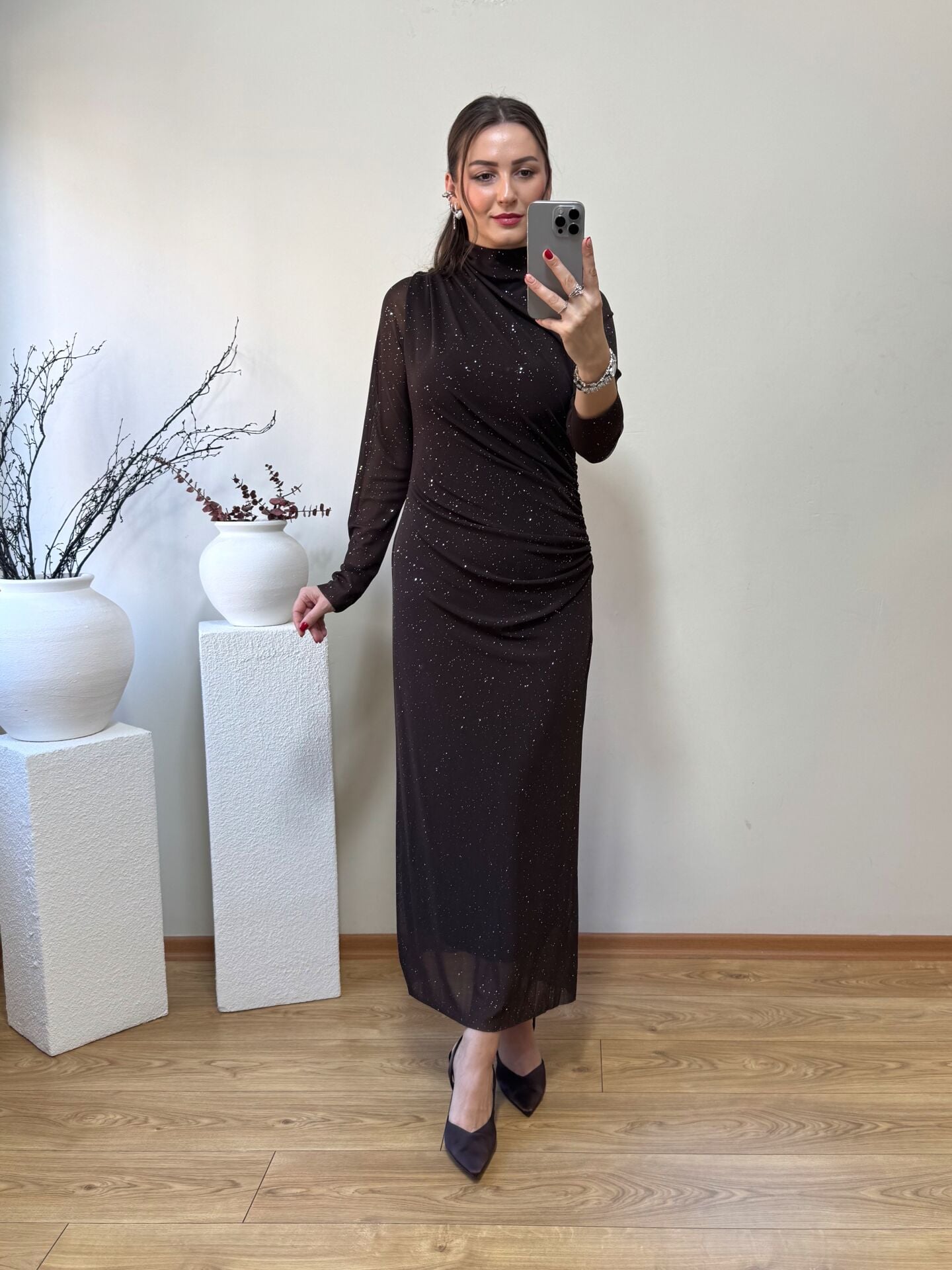 DRAPELİ KENDİNDEN SİMLİ TÜL ELBİSE KAHVE