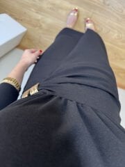 GOLD TOKA DETAYLI VATKALI KRUVAZE ELBİSE SİYAH