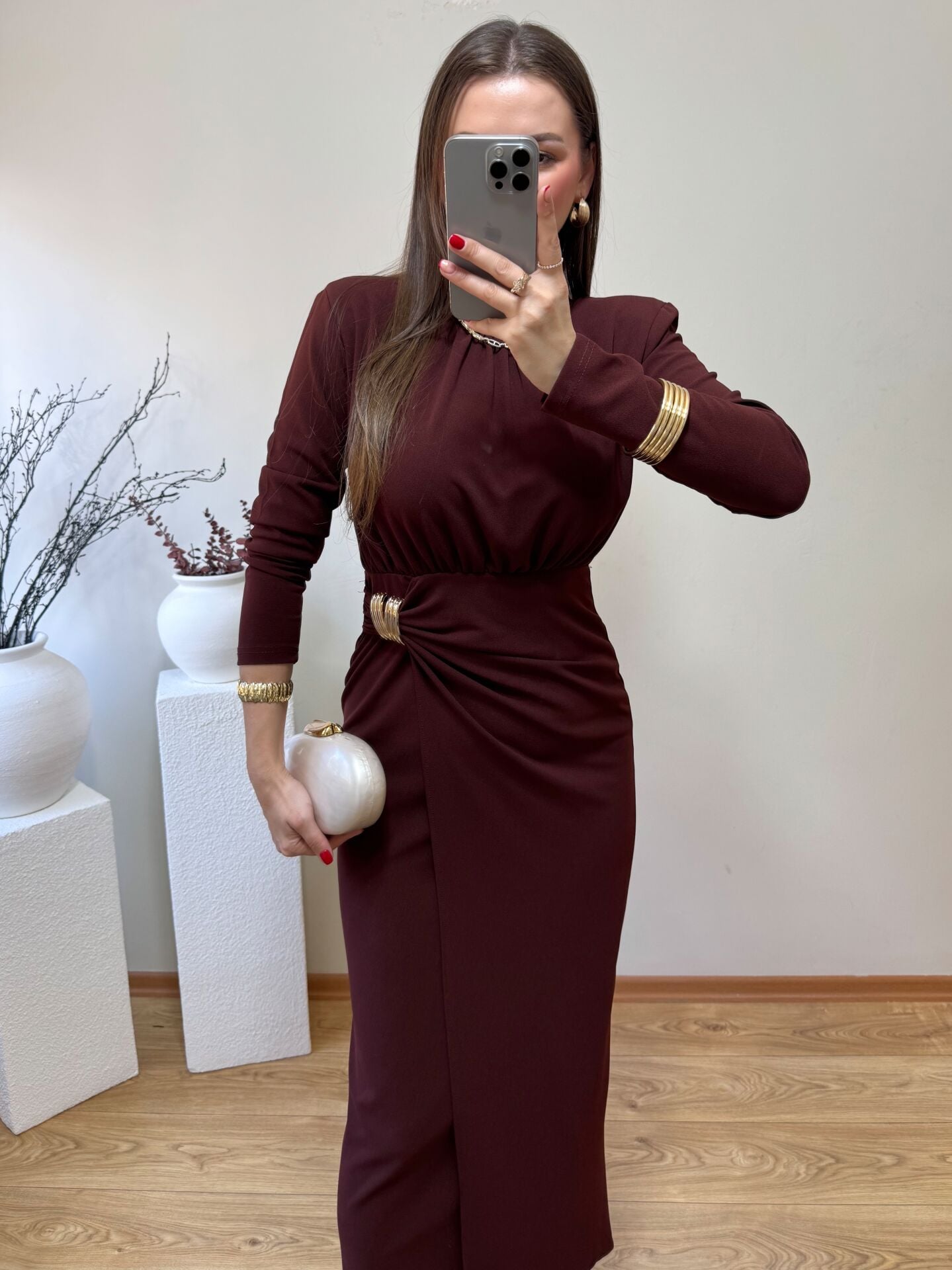 GOLD TOKA DETAYLI VATKALI DRAPELİ ELBİSE KIZIL KAHVE