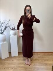 GOLD TOKA DETAYLI VATKALI DRAPELİ ELBİSE KIZIL KAHVE