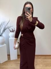 GOLD TOKA DETAYLI VATKALI DRAPELİ ELBİSE KIZIL KAHVE