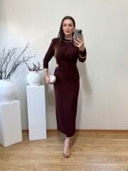 GOLD TOKA DETAYLI VATKALI DRAPELİ ELBİSE KIZIL KAHVE