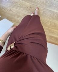 GOLD TOKA DETAYLI VATKALI DRAPELİ ELBİSE KIZIL KAHVE