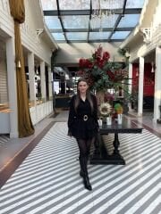 KOLLARI VE ETEK UCU DANTEL DETAYLI KEMERİ TOKALI ELBİSE