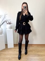 KOLLARI VE ETEK UCU DANTEL DETAYLI KEMERİ TOKALI ELBİSE