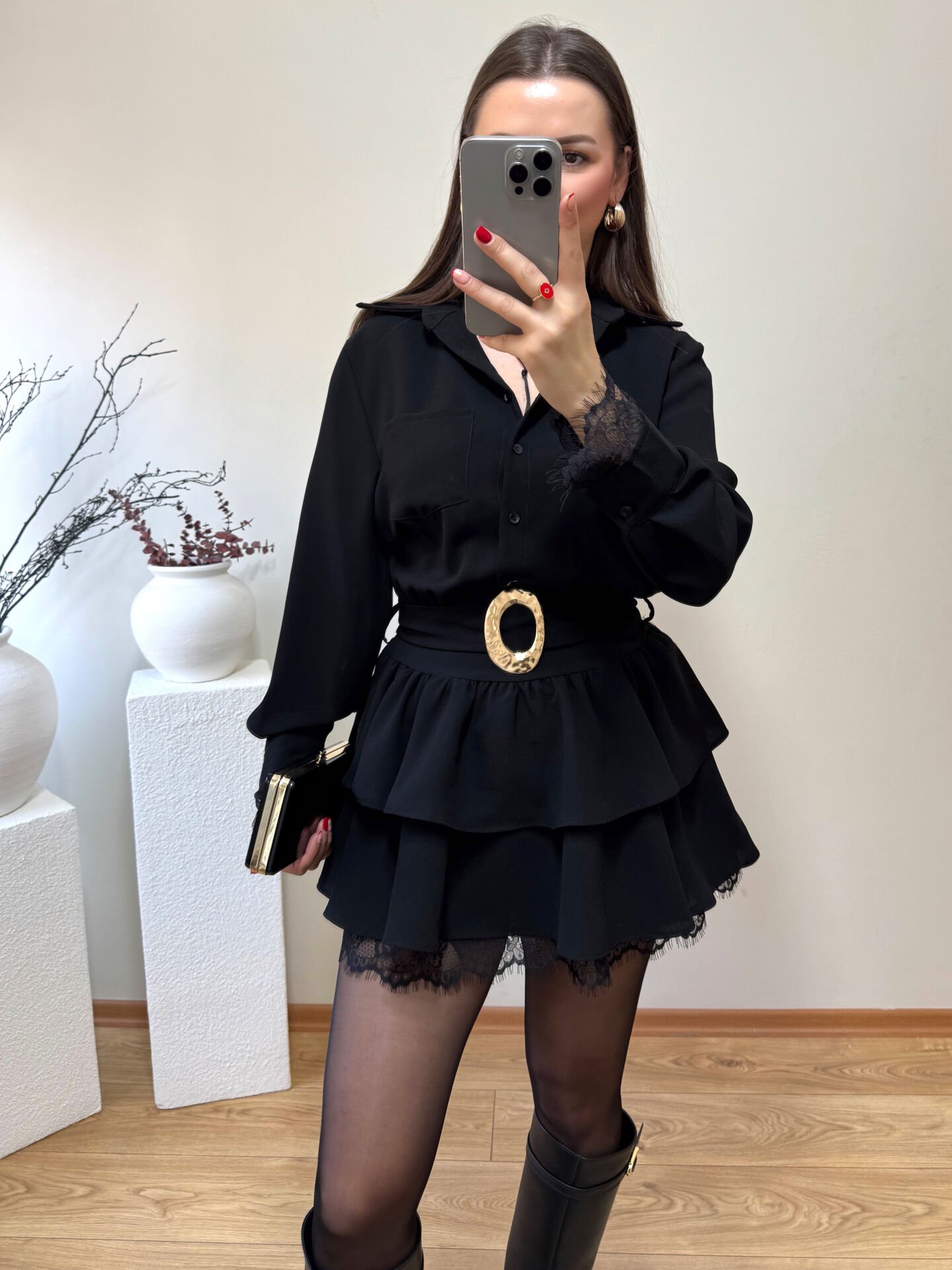 KOLLARI VE ETEK UCU DANTEL DETAYLI KEMERİ TOKALI ELBİSE