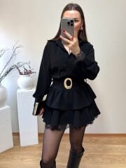 KOLLARI VE ETEK UCU DANTEL DETAYLI KEMERİ TOKALI ELBİSE