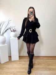 KOLLARI VE ETEK UCU DANTEL DETAYLI KEMERİ TOKALI ELBİSE