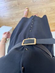 KENDİNDEN KEMERLİ TENSEL KUMAŞ GÖMLEK ELBİSE SİYAH