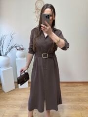 KENDİNDEN KEMERLİ TENSEL KUMAŞ GÖMLEK ELBİSE KAHVE