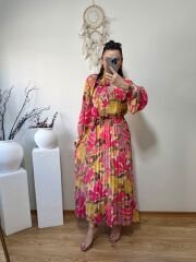 MARKA MODEL BELDEN LASTİKLİ VE KUŞAKLI KENDİNDEN FULARLI PİLİSELİ ŞİFON ELBİSE