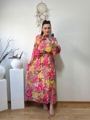 MARKA MODEL BELDEN LASTİKLİ VE KUŞAKLI KENDİNDEN FULARLI PİLİSELİ ŞİFON ELBİSE