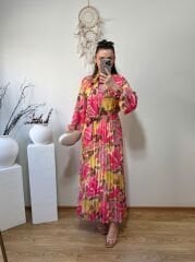 MARKA MODEL BELDEN LASTİKLİ VE KUŞAKLI KENDİNDEN FULARLI PİLİSELİ ŞİFON ELBİSE