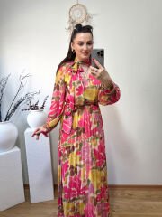 MARKA MODEL BELDEN LASTİKLİ VE KUŞAKLI KENDİNDEN FULARLI PİLİSELİ ŞİFON ELBİSE