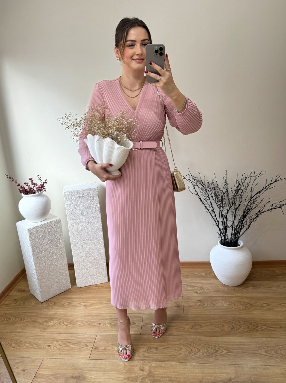 ÖZEL TASARIM KEMERLİ ŞİFON KUMAŞ PİLİSE ELBİSE PEMBE