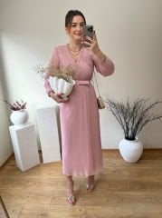 ÖZEL TASARIM KEMERLİ ŞİFON KUMAŞ PİLİSE ELBİSE PEMBE