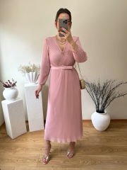 ÖZEL TASARIM KEMERLİ ŞİFON KUMAŞ PİLİSE ELBİSE PEMBE