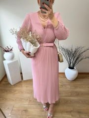 ÖZEL TASARIM KEMERLİ ŞİFON KUMAŞ PİLİSE ELBİSE PEMBE